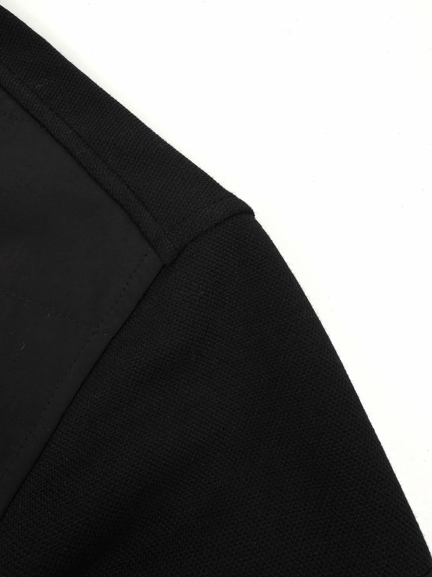P490 Ralph Lauren Logo Baseball Collar Cotton Jacket. Customized cloud-like double-sided velvet. Excellent texture. Comfortable and close to the skin. Matte obsidian black on the front exudes an innate sense of luxury. Microvelvet touch on the reverse hides the temperature. The black layers appear on their own. The front groove is quilted with military-grade wiring to outline the three-dimensional skeleton. The exquisite pony logo embellishes the chest. Low-key and powerful. The left sleeve hidden pocket hides the edge. The collar chain linkage layered design is effortlessly advanced. The golden ratio of lightness and warmth, warm but not heavy, heavy but not stiff. Process 1: Using imported machine embroidery technology, using advanced computer control systems and precision mechanical components to achieve the iconic pony embroidery operation with high precision and smooth and delicate lines. Process 2: Needle and shuttle splicing technology can make full use of the respective advantages of knitted fabrics and woven fabrics. By choosing the appropriate sewing process and stitches, the splicing parts can be ensured to be strong and beautiful. Process 3: Template machine bag opening. The preset template guides the position of opening the bag. The accuracy of shape and size ensures the quality of the bag opening. Accessories: Customized 1:1 Ralph Lauren snap button. Customized 1:1 Ralph Lauren zipper. Customized 1:1 Ralph Lauren trademark. Version: Loose version. Size: S M L XL. Style number: 25369.